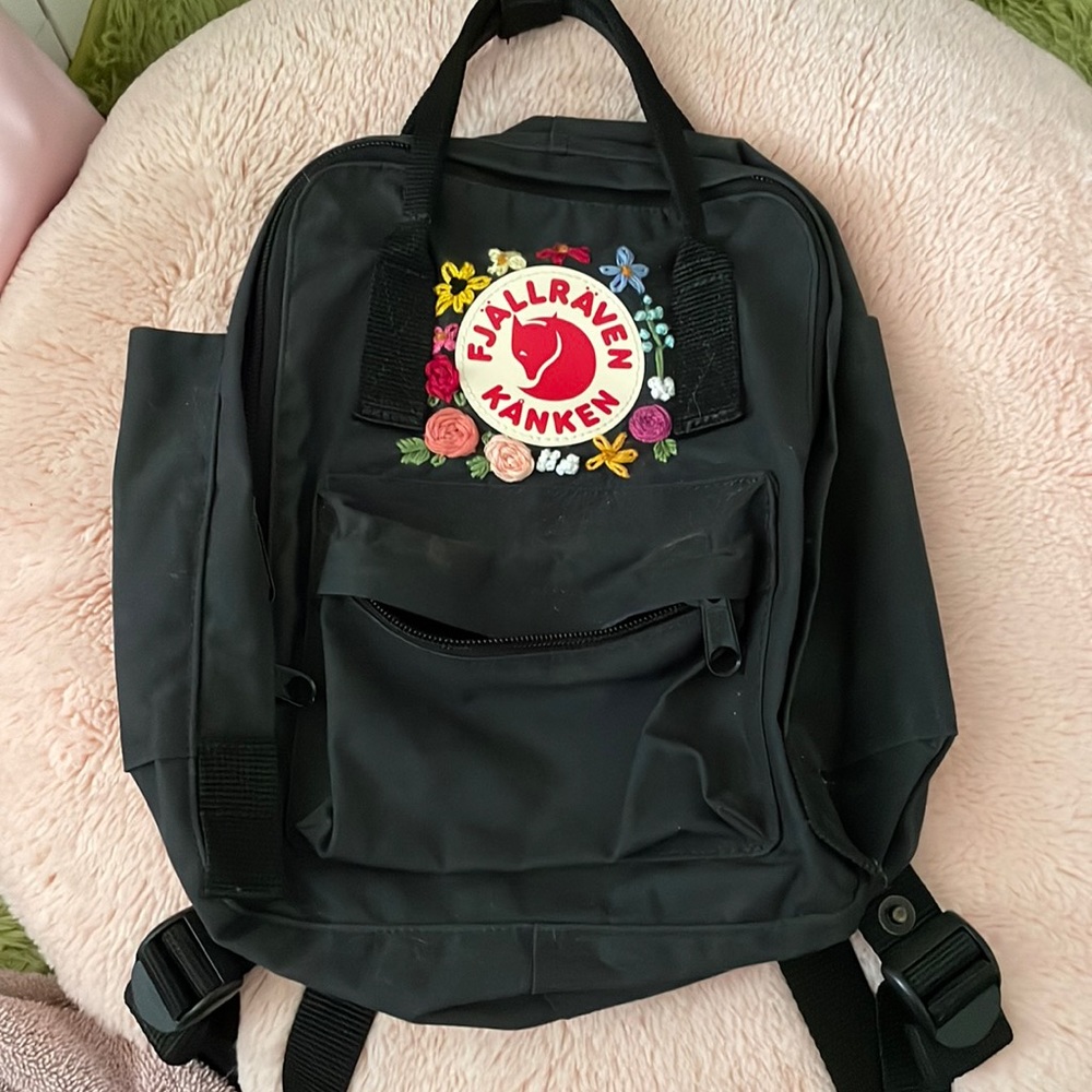 Embroidered Kanken mini (black)